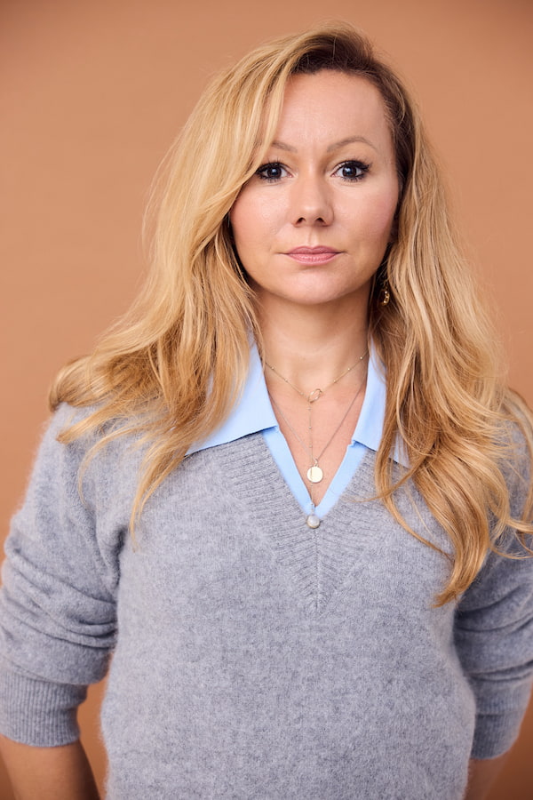 Physiotherapeutin massiert entspannt liegenden Mann in heller Praxis – Wellness, Rückenmassage und Entspannung.